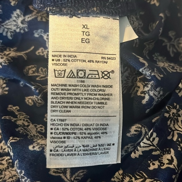 Old Navy Blue w/ white flowers ruffled top. Size XL - Picture 6 of 7